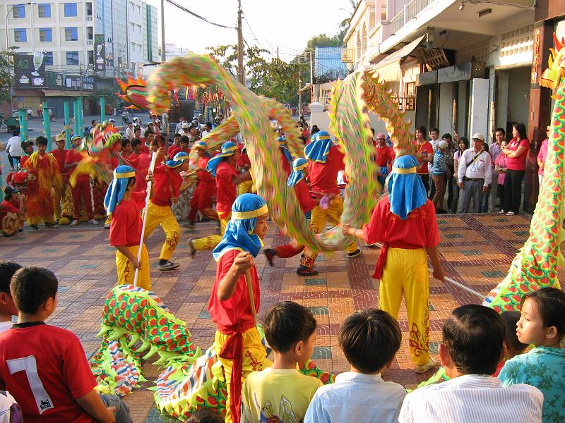 IMG_2107.JPG - PHNOM PENH: festivités devant un magasin chinois à l'occasion du TÊT