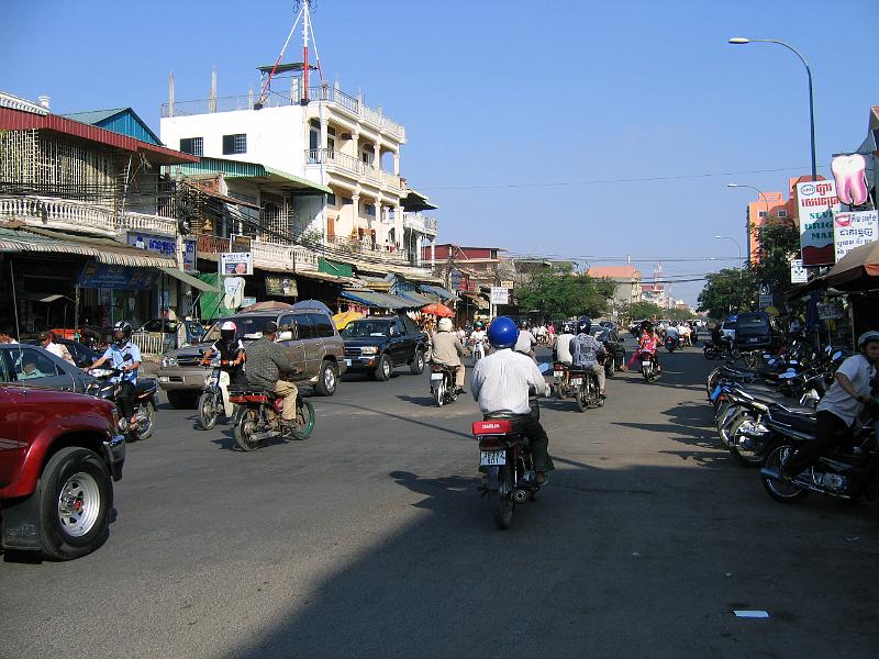 IMG_2111.JPG - PHNOM PENH: la circulation, ici dans une artère secondaire, sans être dense n'est quand même pas négligeable