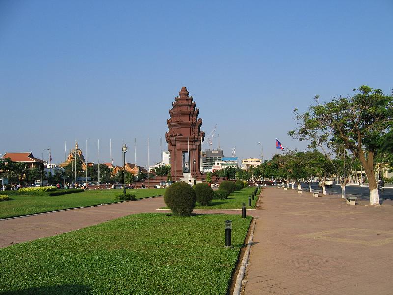 IMG_2119.JPG - PHNOM PENH: le monument de l'indépendance qui est à Phnom Penh ce que la Tour Eiffel est à Paris.