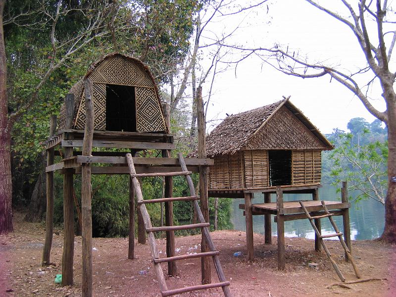 IMG_2181.JPG - RATANAKIRI: reproduction de maisons de célibataires Tampuan près du Yak Loum