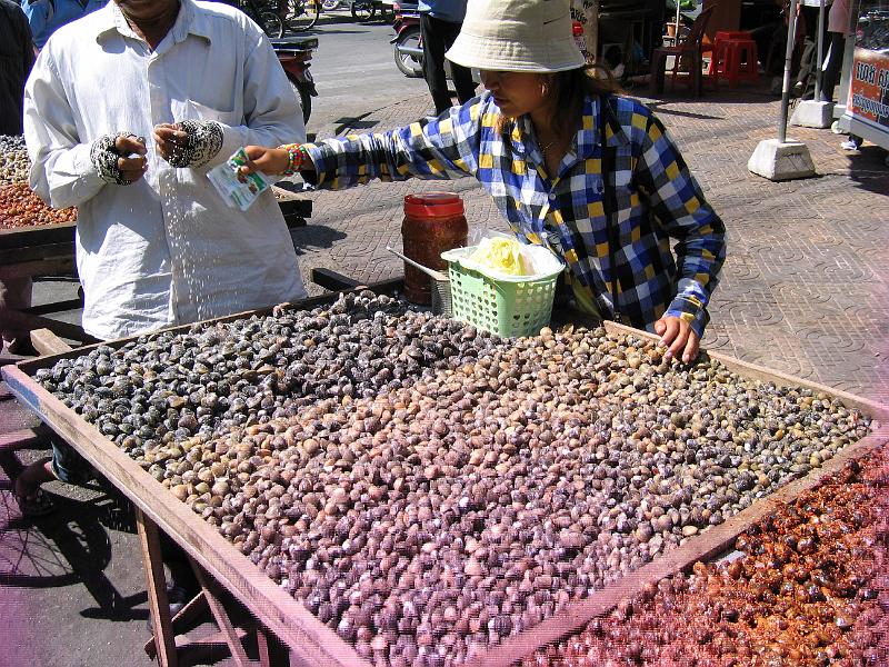 IMG_2205.JPG - PHNOM PENH: vente de coquillages dans la rue