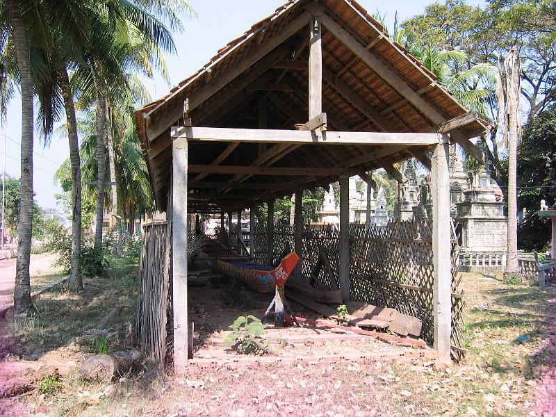 IMG_2225.JPG - WAT BAKHEING: hangar à pirogue; utilisée pendant OM TOEUK ?